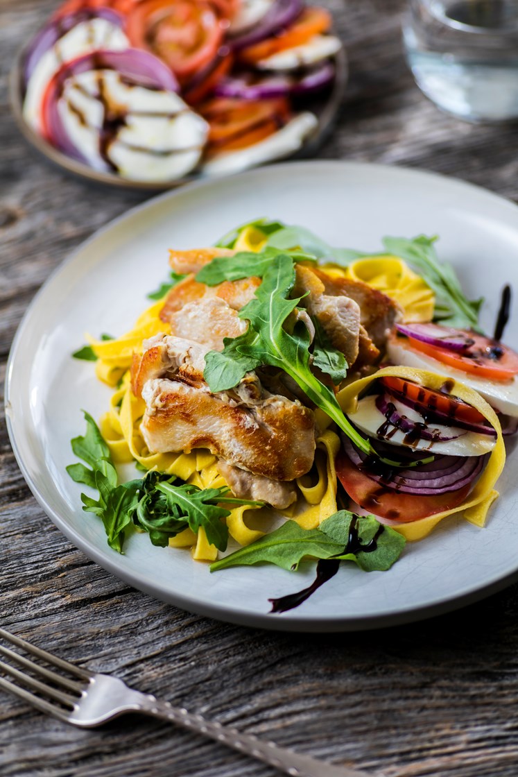 Ovnsbakt Kyllingbryst Med Tagliatelle Og Fersk Mozzarella Og