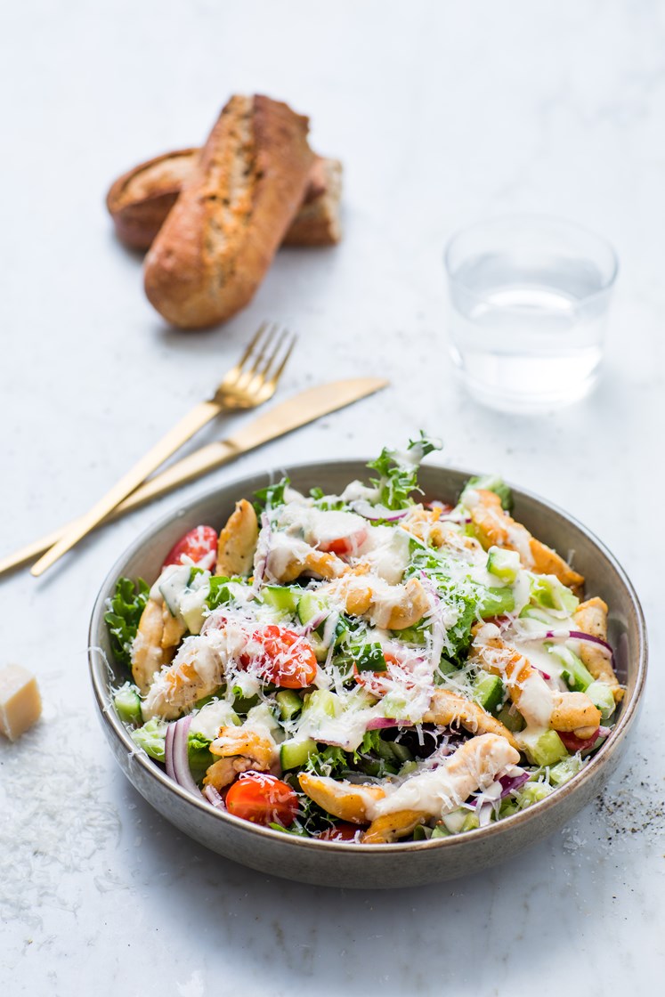 Kyllingsalat med cæsardressing Grana Padano og grove bagetter