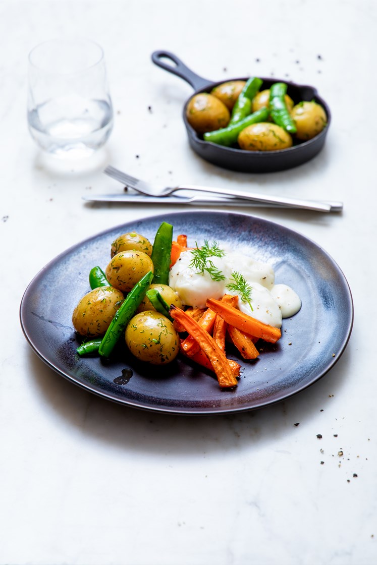 Fiskeboller i hvit saus med ovnsbakte gulrøtter og dillpoteter