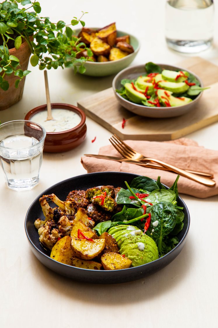 Falafler med ovnsbakt blomkål garam masala poteter avokadosalat og