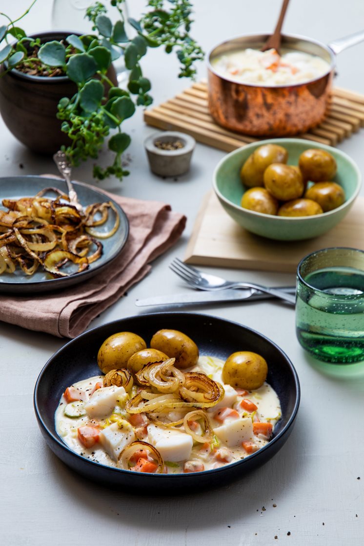 Plukkfisk med lettsaltet torsk karamellisert løk og kokte poteter