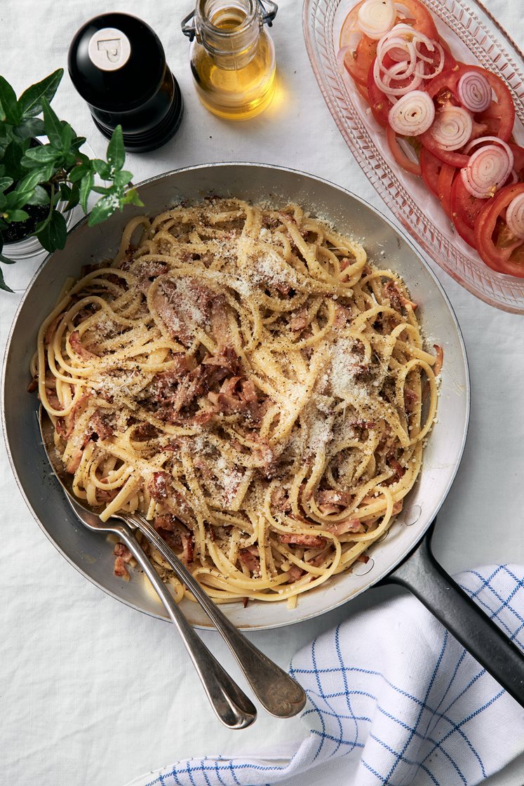 Carbonara med kalkonbacon och tomatsallad