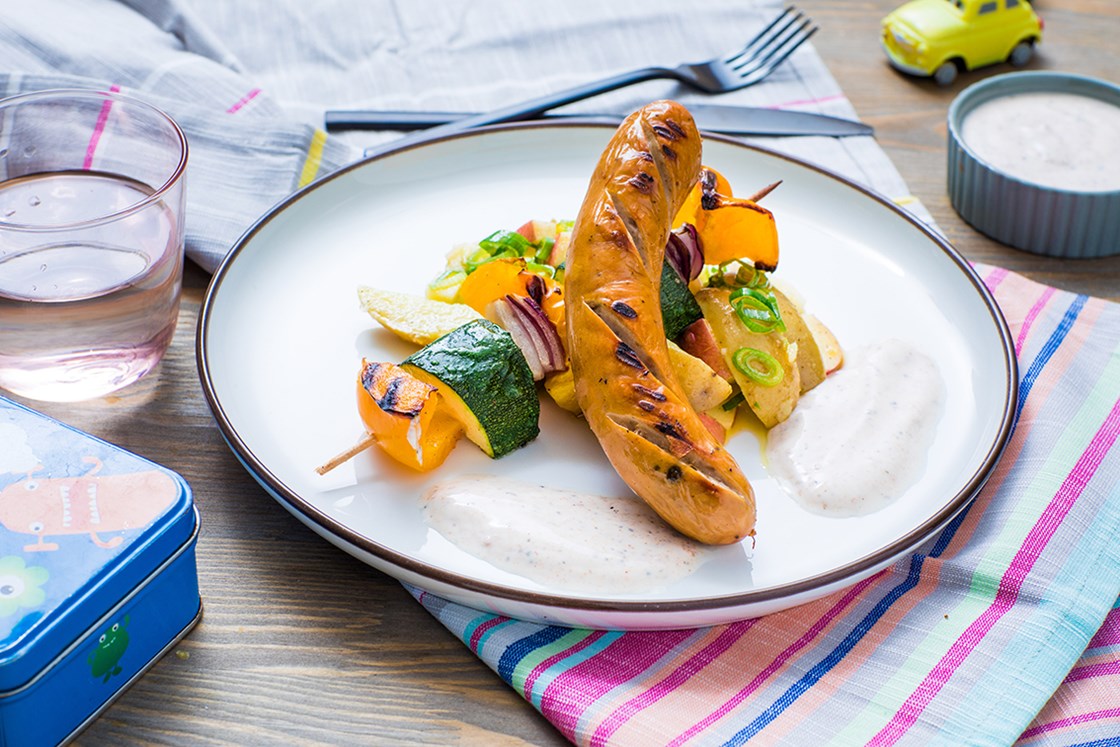 Grillede pølser med grønnsaksspyd og potetsalat