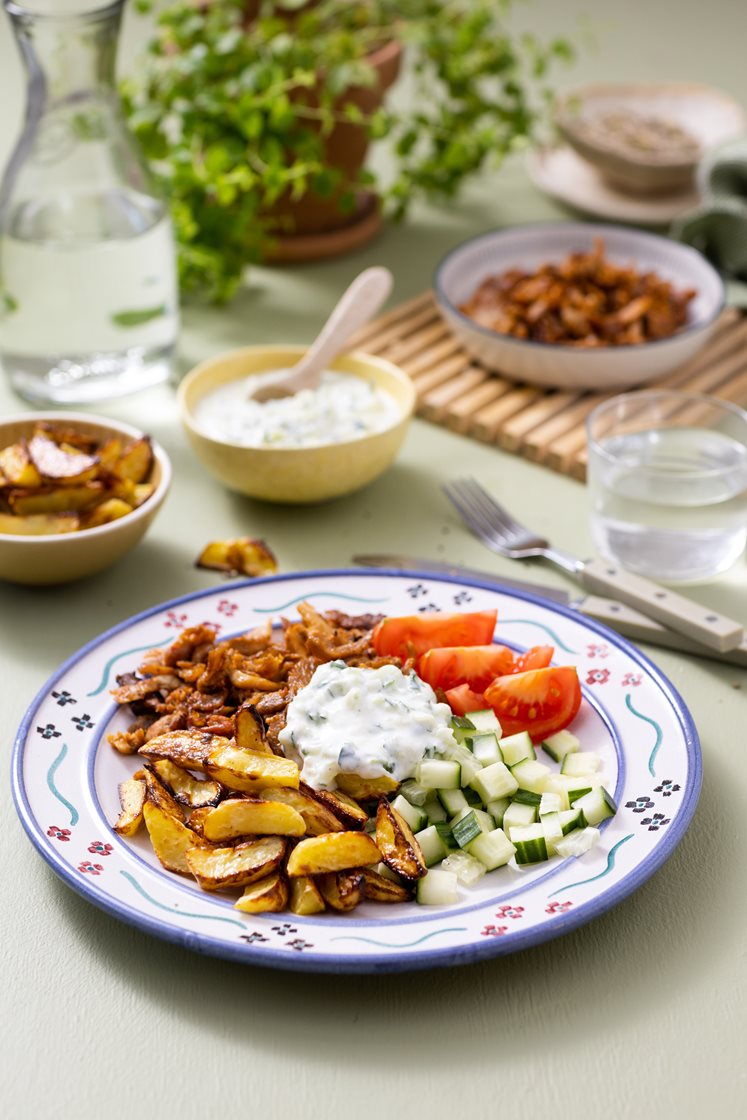 Gyrostallerken med hjemmelaget mild tzatziki og ovnsbakte poteter