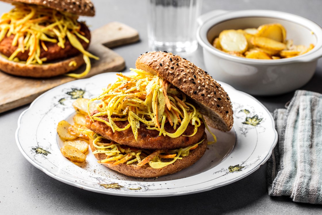 Fiskeburger med potetskiver og coleslaw