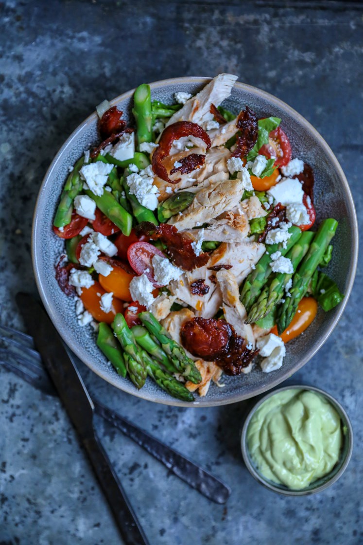 Kyllingsalat med sprøstekt chorizo, asparges og hjemmelaget avokadodressing