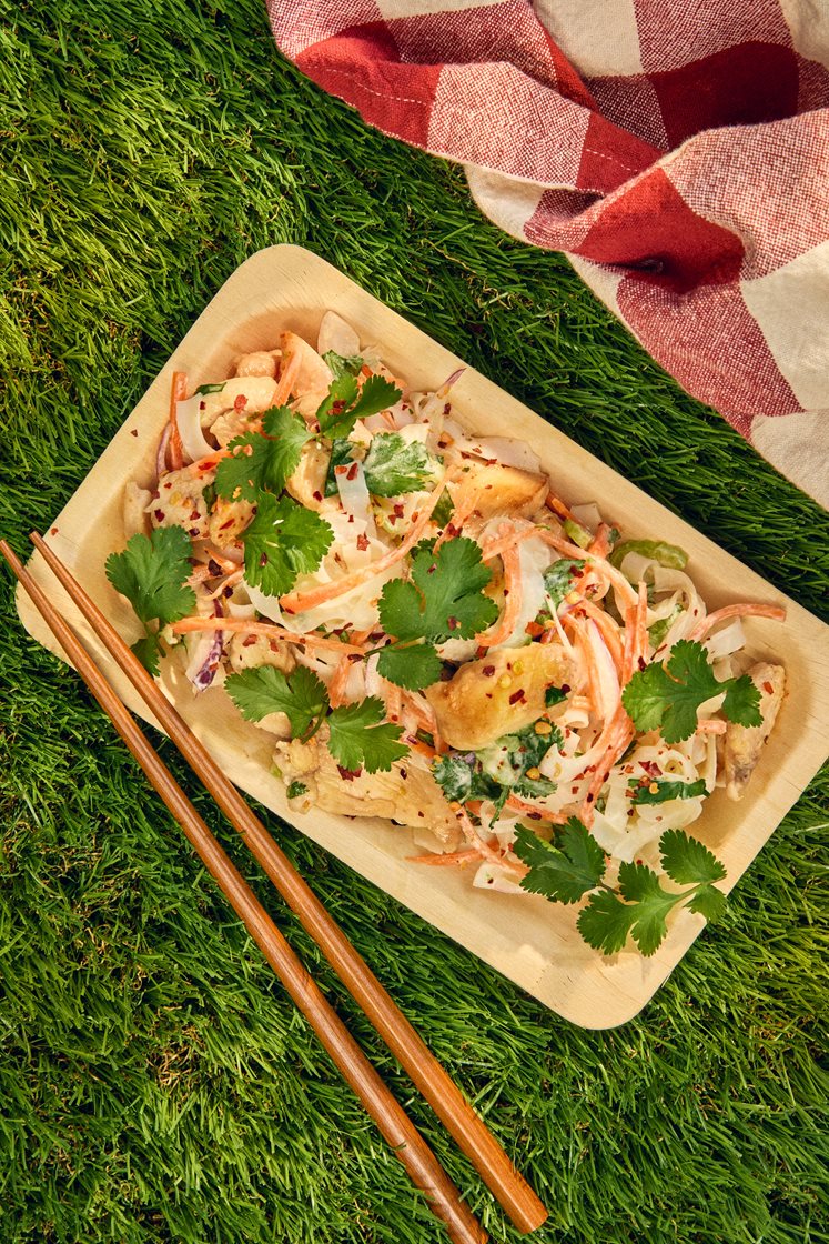 Krämig risnudelsallad med kyckling, kokosdressing och koriander