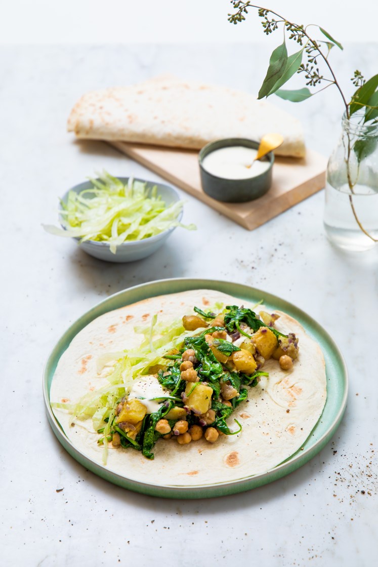 Wraps med grønn curry, grønnsaksfyll og rømme 