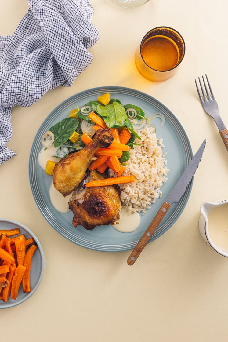 Provencekrydrede kyllinglår med hvitløksbakte gulrøtter og smørsaus