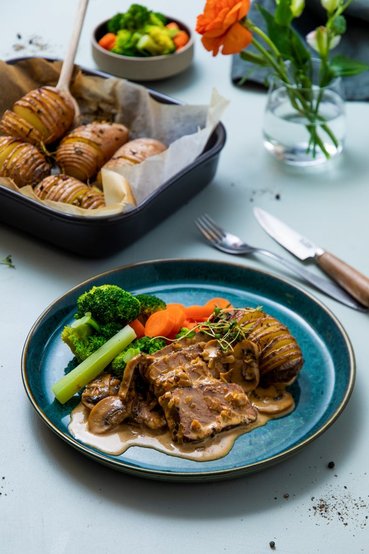 Mørkokt svinenakke i soppsaus og hasselbackpoteter med timian