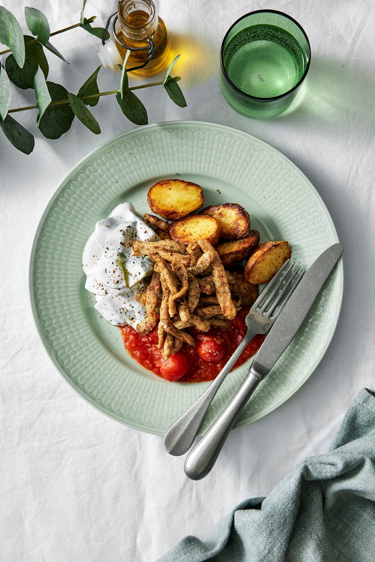 Fläskgyros med tomatsås, krämig gurksallad och rostad potatis