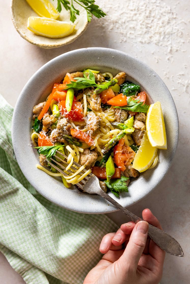 Sommerlig pasta med krydderstekt kylling, asparges, Grana Padano, spinat og sitron