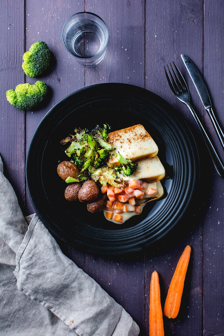 Fiskepudding med stuede gulrøtter, stekt brokkoli og ovnsbakte poteter