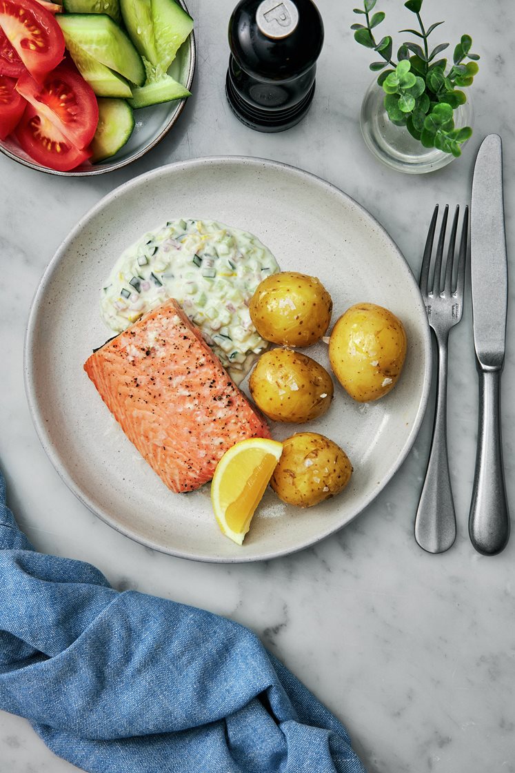 Lax med skärgårdssås och kokt potatis