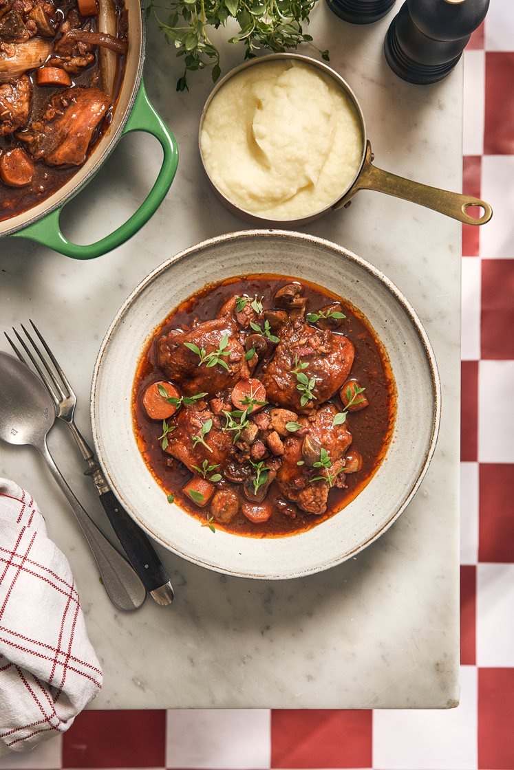 Coq au vin - Kyllingegryde med rødvin, bacon, svampe og kartoffelmos