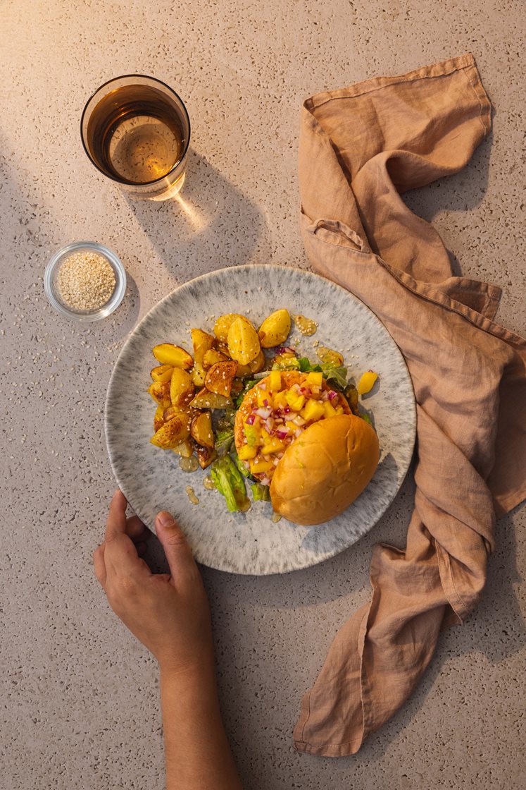 Lakseburger med spicy mangosalsa og sesamstekte poteter