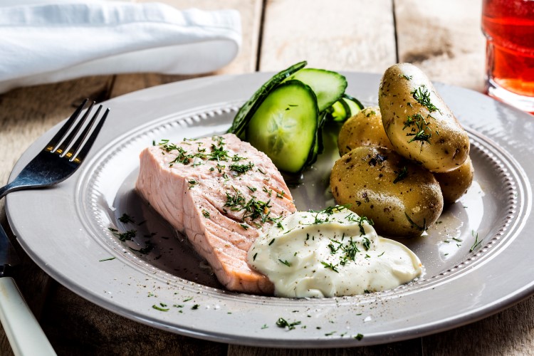 Dampet laks med poteter, agurksalat og rømme