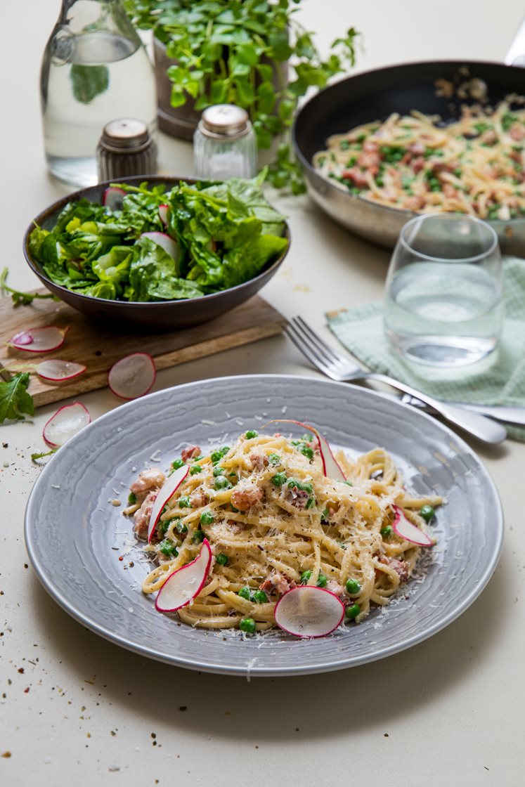 Pasta carbonara med bacon, grønne erter og Grana Padano