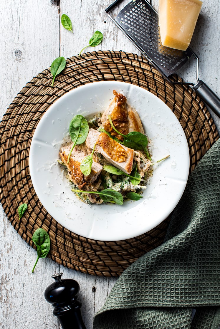 Ovnsbakt kyllingfilet og pasta i kremet soppsaus med spinat og grana padano