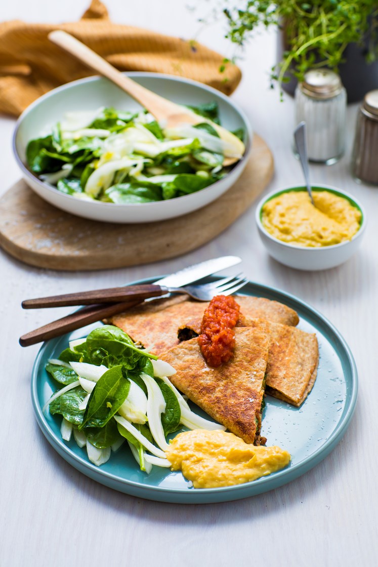 Quesadilla med fennikelsalat, maiskrem og tomatsalsa