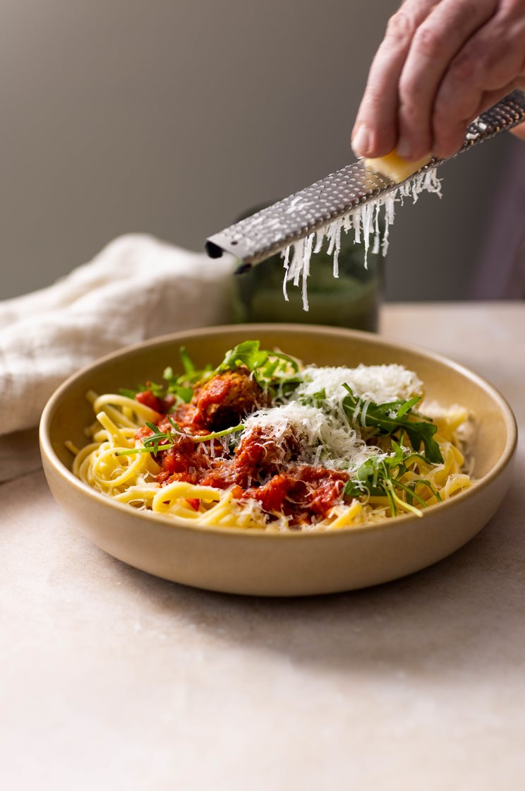 Salsicciakjøttboller i tomat- og paprikasaus med mafalda corta, ruccola og Grana Padano