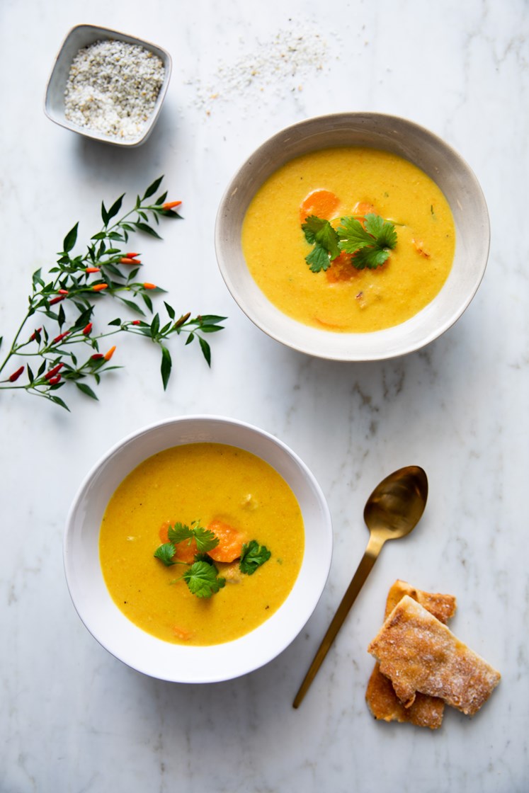 Søtpotetsuppe med kylling og gulrot servert med nanbrød og koriander