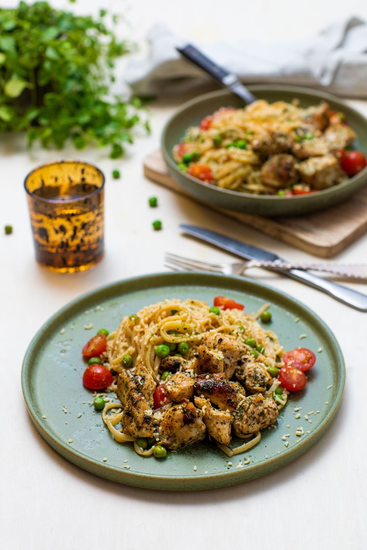 Pasta linguine med urtestekt kylling, grønne erter og cherrytomater