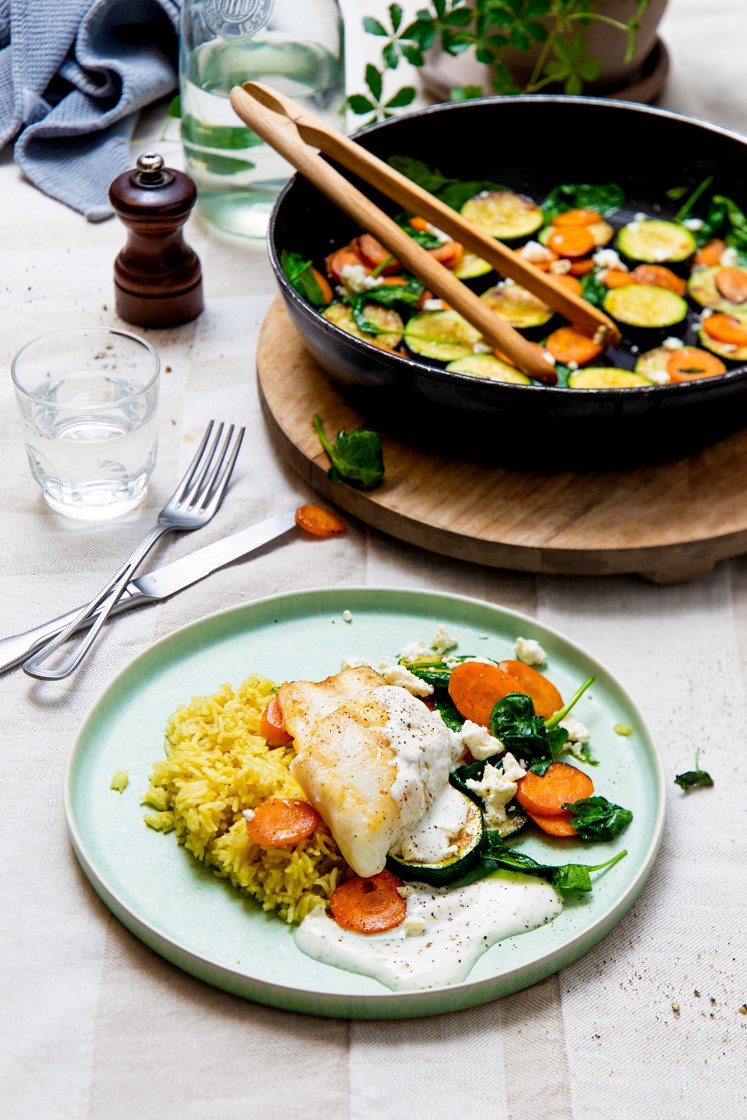 Pannestekt isgalt med pilaffris, lun squashsalat med fetaost, spinat og tzatzikiyoghurt