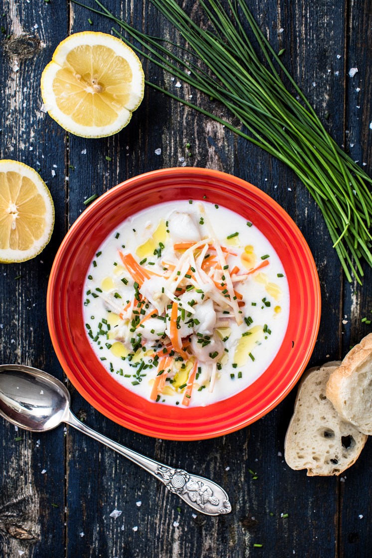 Superrask fiskesuppe med laks og grønnsaker servert med steinovnsbakte rundstykker