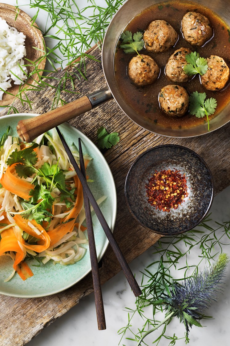 Asiatiska köttbullar med syrlig kålrabbisallad