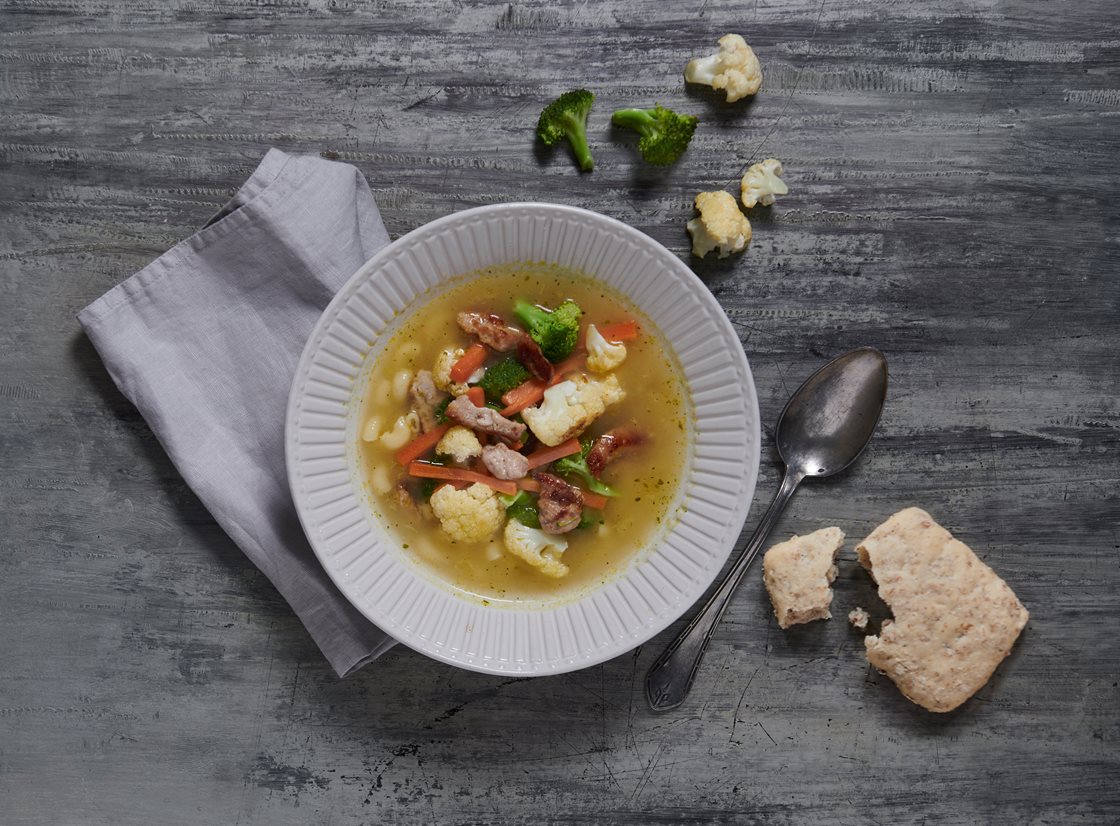 Eventyrsuppe med grøntsagsfyld og skinkestrimler