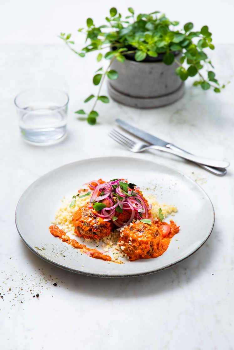 Kjøtt- og grønnsaksboller i ajvarsaus med couscous og tomatsalat