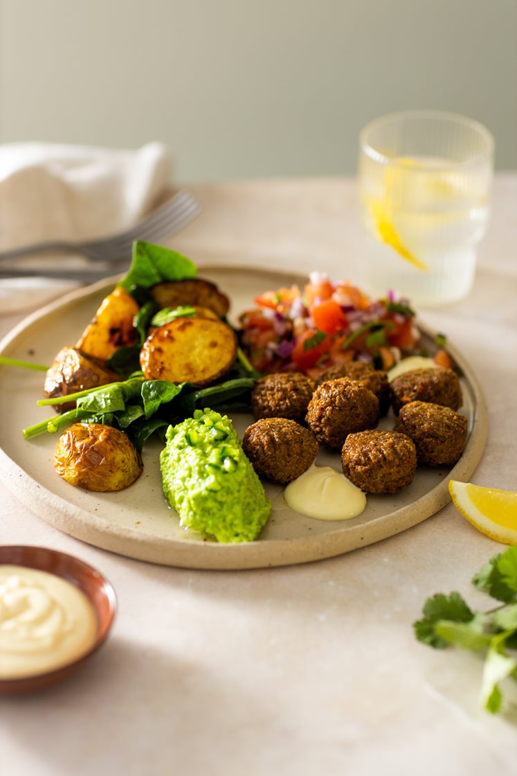 Falafler med hjemmelaget ertemole, spinatpoteter og jalapeñosalsa