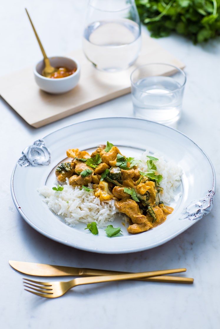 Tikka masala med kylling, spinat og blomkål servert med basmatiris, mangochutney og raita