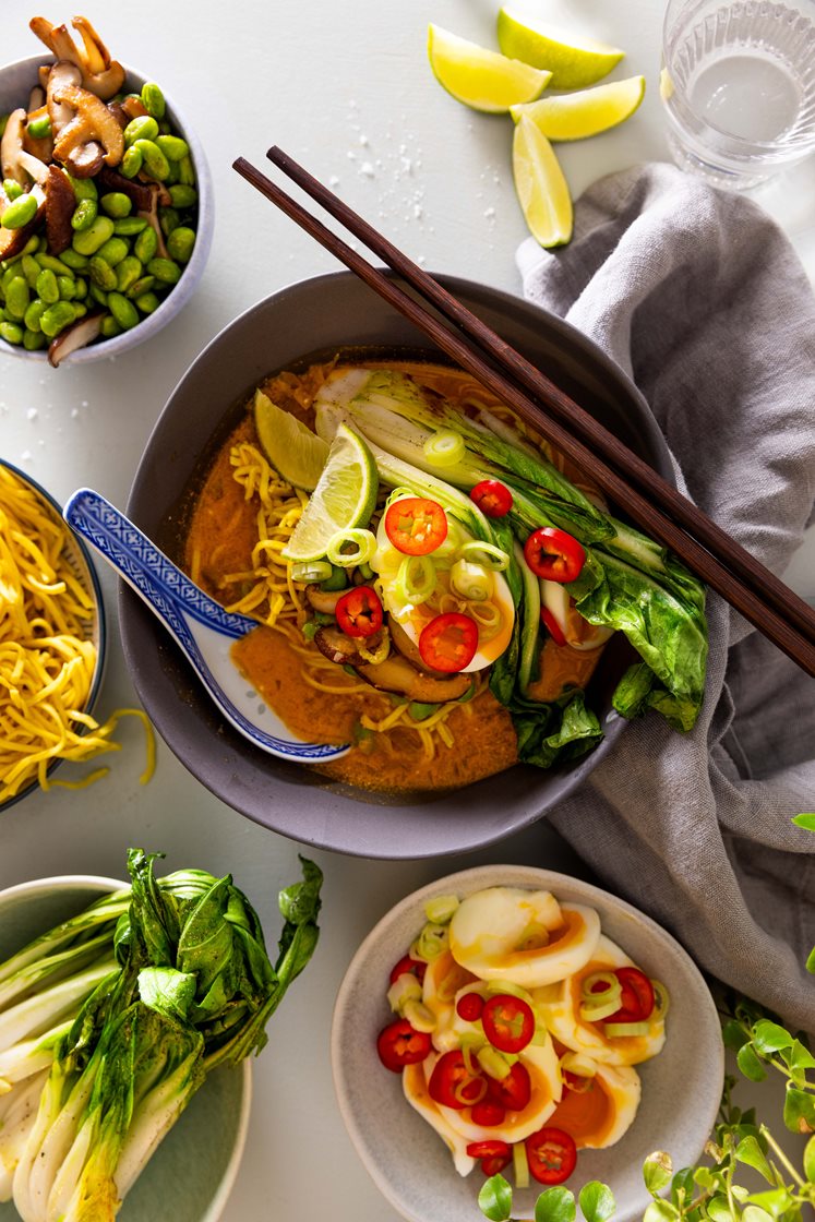 Kremet ramen med massaman currypaste, eggenudler,  shiitake og pak choy