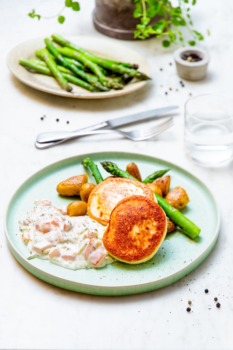 Grove fiskekaker med krydderpoteter, tzatziki og asparges