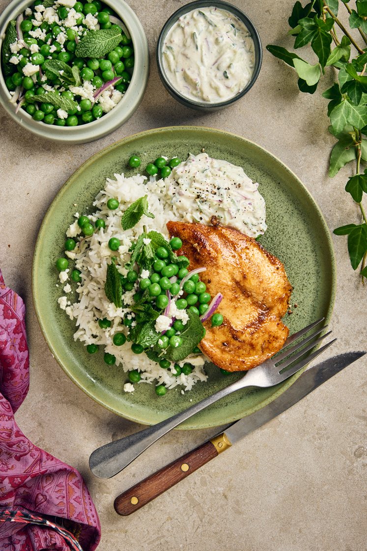 Tandoorikryddad kyckling med raita och sallad på ärtor, mynta och fetaost