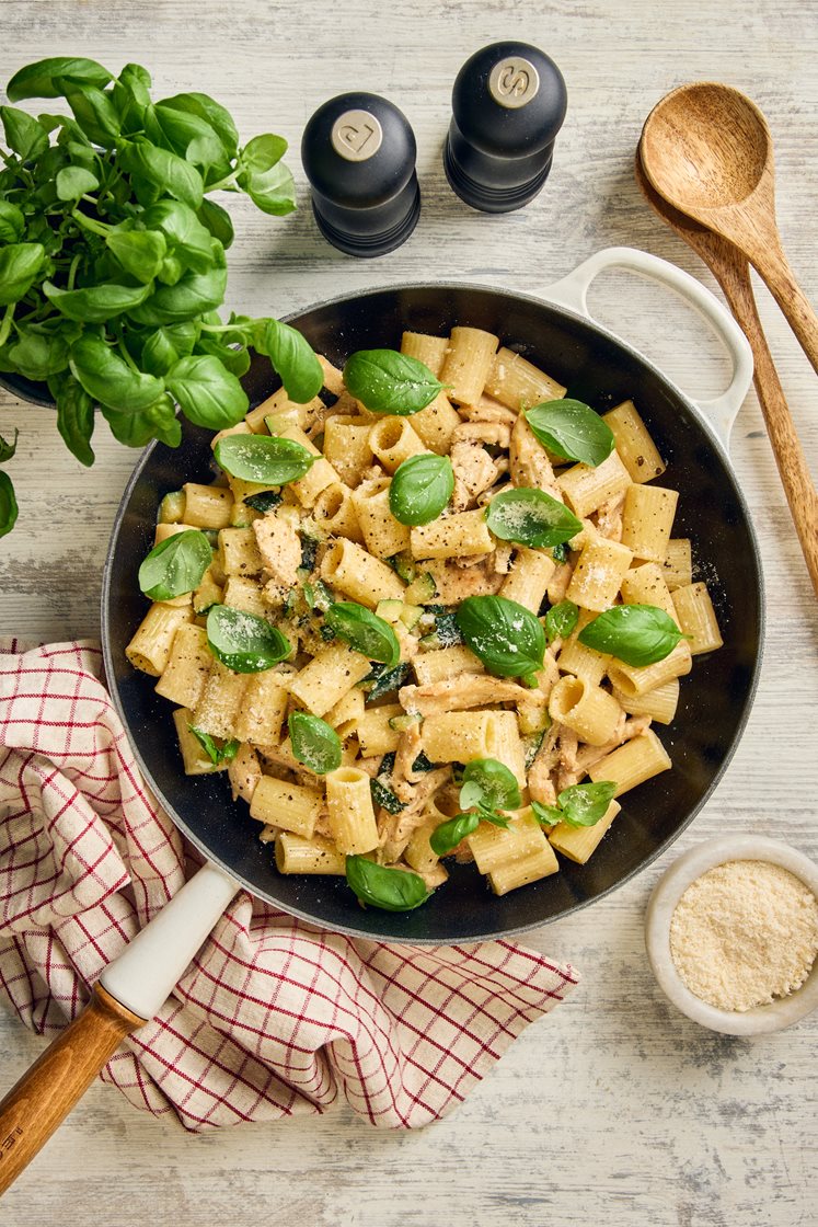 Mezze maniche med krämig kyckling- och basilikasås