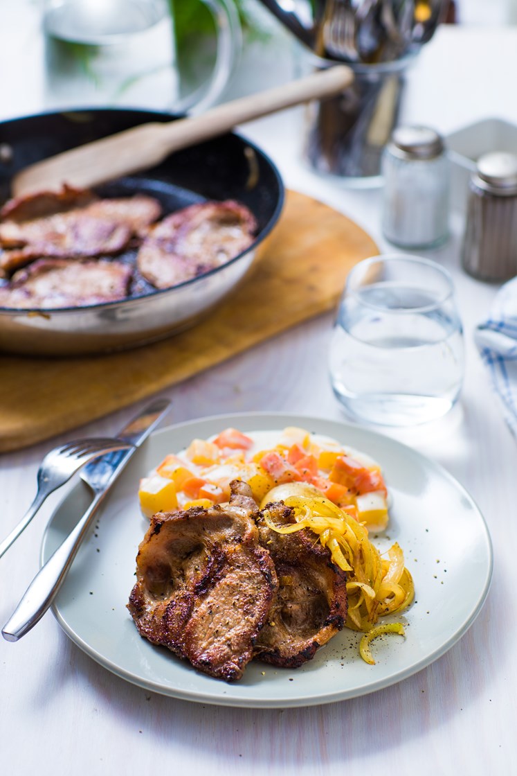 Svinenakke med bakte røtter og fløtesaus