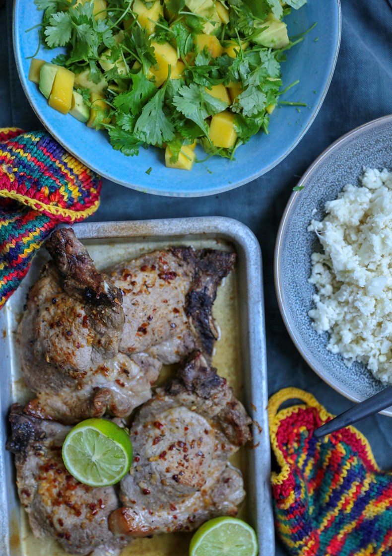 Koteletter med mangosalsa, blomkålris og salat med avokado, cherrytomater og rødløk
