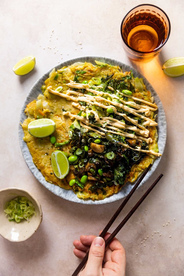 Okonomiyaki - japanske pannekaker med stekt sopp, mangosalat, edamamebønner og crispy grønnkål