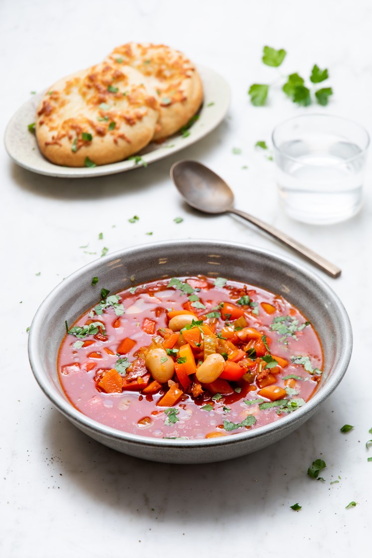 Minestrone med pepperoni og mozzarellagratinerte multibrød