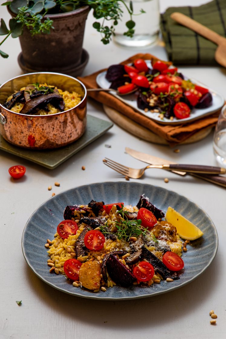 Risoni med timianstegt markchampignon, ovnbagte beder og revet ost