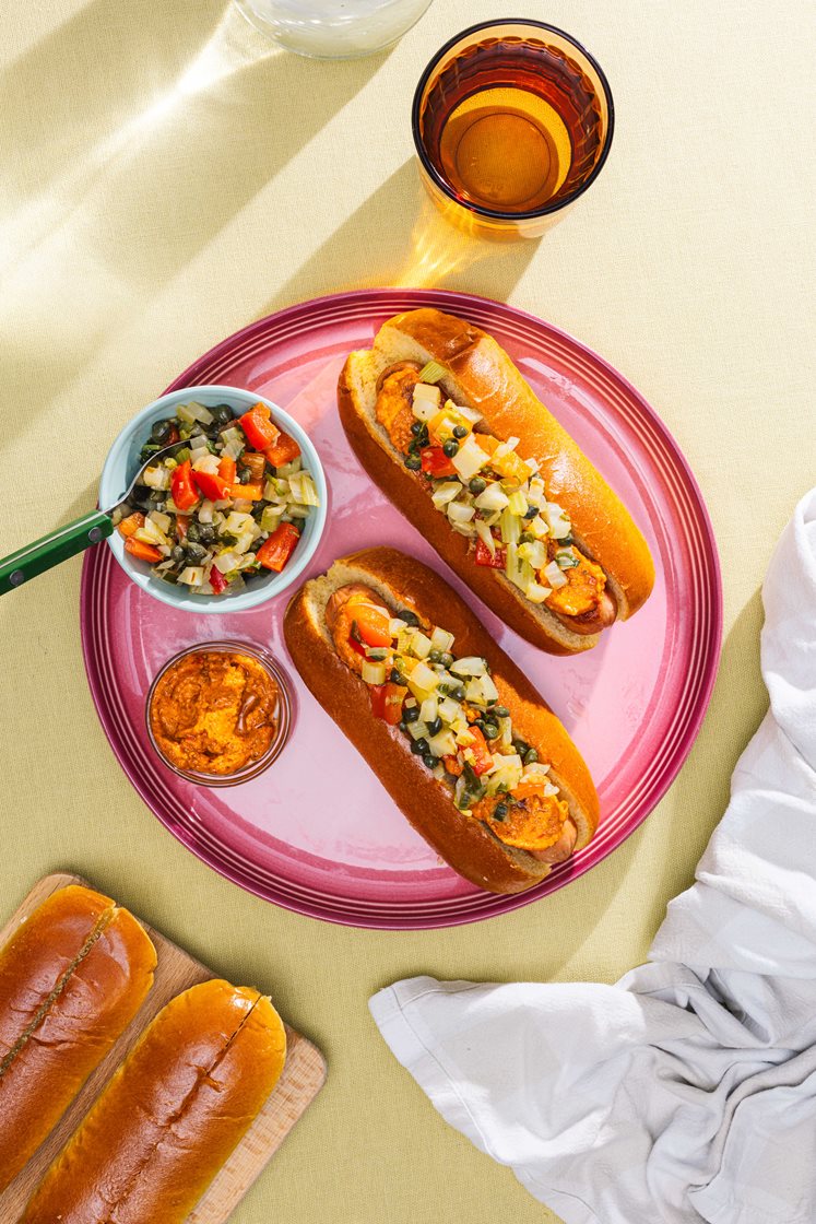 Hotdog Italien med fennikel/peberfrugtkompot, rød pesto og persille 