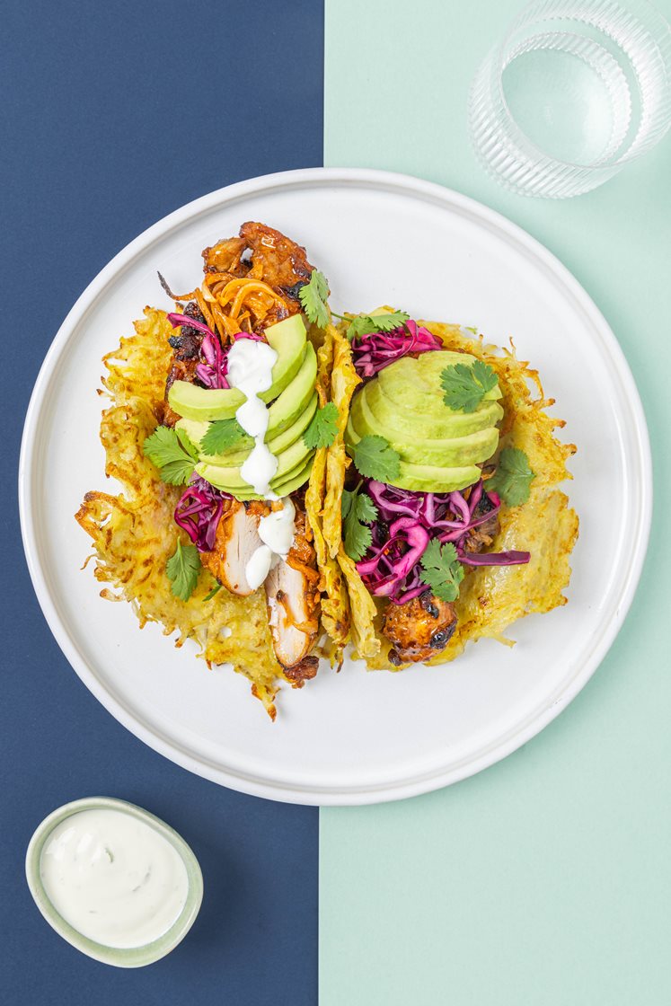 Rösti taco med chilimarineret kylling, avocado, letsyltet rødkålssalat og limedressing