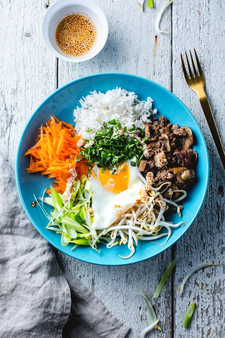 Koreansk bibimbap med kjøttdeig, aromasopp, ris, speilegg og sesam- og chiliolje