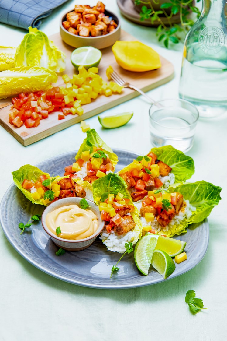 Teriyakibakt laks i hjertesalat med mango, koriander og jasminris