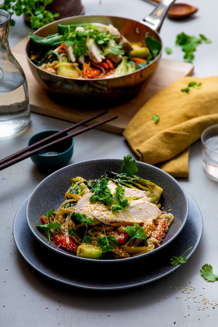 Spicy kyllingfilet med black pepper-nudler