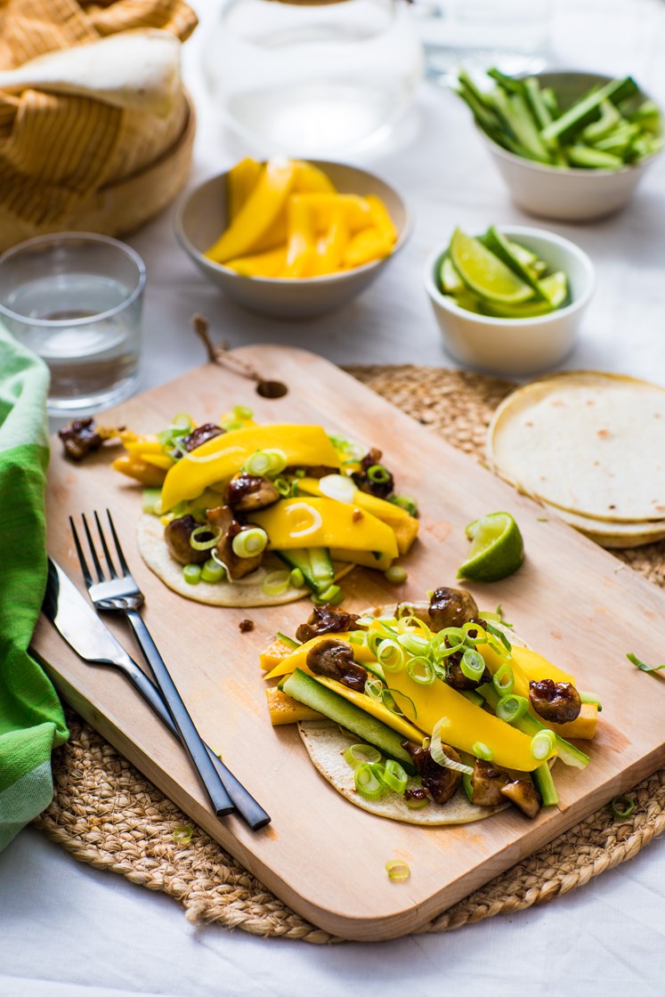 Maistortillaer med soyastekt sopp, omelettstrimler og mango servert med teriyakisaus og koriander