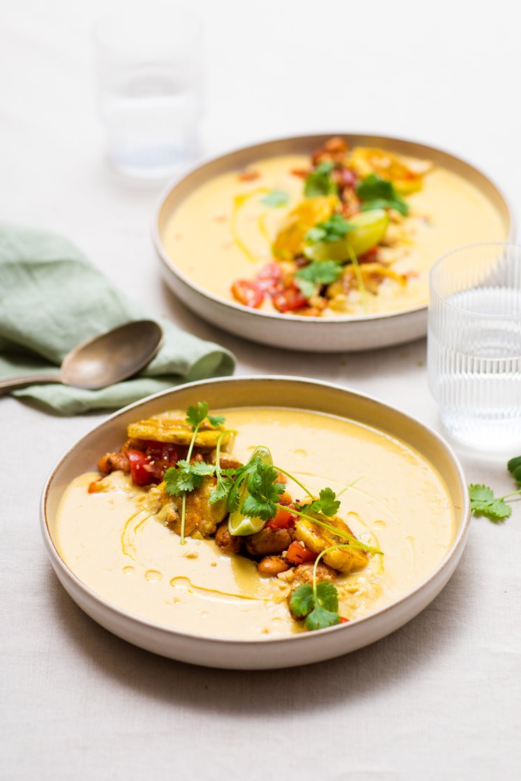 Maissuppe med chipotlemarinerte bønner, tostones og frisk cherrytomatsalsa
